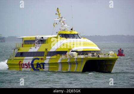 AJAXNETPHOTO. 2005. PORTSMOUTH, ENGLAND. - PERSONENFÄHRE - WIGHTLINK FÄHREN FASTCAT SHANKLIN NÄHERT SICH PORTSMOUTH IM JANUAR. FOTO: JONATHAN EASTLAND/AJAX REF:D51701 1323 Stockfoto