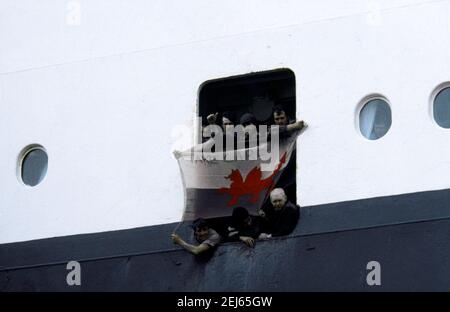 AJAXNETPHOTO. 12TH.MAI 1982. SOUTHAMPTON, ENGLAND. - TRUPPSCHIFF FÄHRT AB - WALISISCHE WACHEN FUHREN MIT DEM CUNARD-LINER QE2 AN DIE LIEBEN AM KAI, ALS DAS SCHIFF SOUTHAMPTON ABFÄHRT UND AUF DIE FALKLAND-INSELN ZUSTEUERT. FOTO: JONATHAN EASTLAND/AJAX REF: 909603 Stockfoto