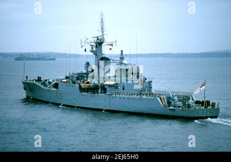 AJAXNETPHOTO. 1976. PORTSMOUTH, ENGLAND - FREGATTE HMS PLYMOUTH VERLÄSST MARINESTÜTZPUNKT. ROTHESAY KLASSE FREGATTE GEBAUT IN DEVONPORT DOCKYARD 1959. IM JAHR 1982 WAR PLYMOUTH EINES DER ERSTEN BRITISCHEN KRIEGSSCHIFFE, DIE IM SÜDATLANTIK WÄHREND DES FALKLAND-INSELN-KONFLIKTS EINTREFFEN UND AN DER RÜCKEROBERUNG VON SÜDGEORGIEN WÄHREND DER OPERATION PARAQUET TEILNAHMEN. FOTO: JONATHAN EASTLAND/AJAX REF:602659 Stockfoto