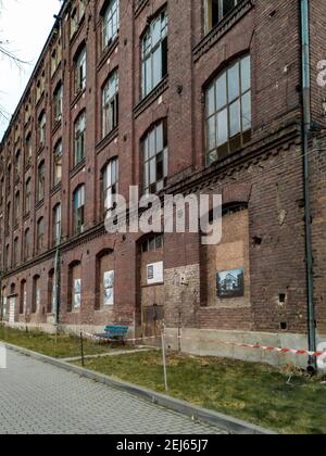 Lodz, Polen - Februar 22 2020 Fassade der Ruinen des alten roten Backsteingebäudes Stockfoto