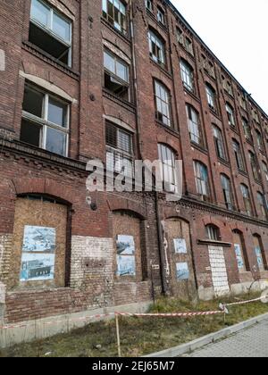 Lodz, Polen - Februar 22 2020 Fassade der Ruinen des alten roten Backsteingebäudes Stockfoto