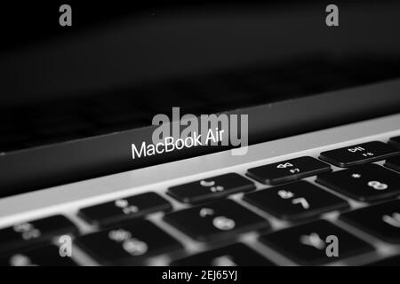 Apple MacBook Air M1 Laptop und sein Logo. Schwarzweiß-Foto. Stafford, Großbritannien, 21. Februar 2021. Stockfoto