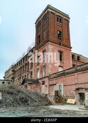 Lodz, Polen - Februar 22 2020 Ruinen eines alten roten Backsteingebäudes Stockfoto