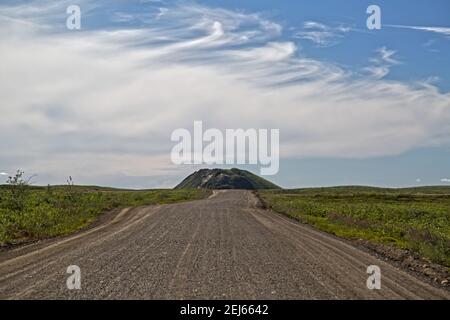 Ein Pingo-Wahrzeichen (Intra-Permafrost-Eishügel) im Sommer entlang des Kieses Inuvik-Tuktoyaktuk Highway, Northwest Territories, Kanadas Arktis. Stockfoto