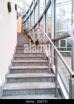 Lodz, Polen - Februar 22 2020 Treppe zum Café im Gebäude mit Glaswand Stockfoto