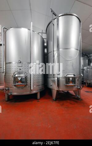 Stahlfässer für die Gärung von Wein in der Winzerfabrik. Hochwertige Fotos. Stockfoto