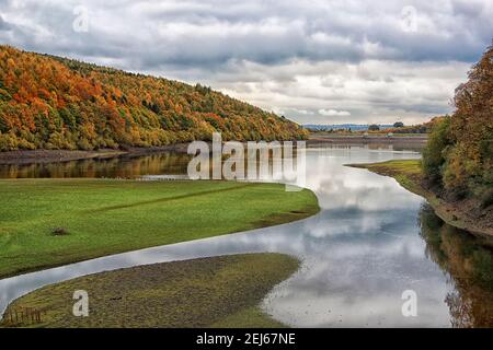 Lindley Wood Reservoir zeigt niedrigen Wasserstand im Herbst Stockfoto