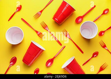 Plastikgeschirr auf farbigem Hintergrund Stockfoto