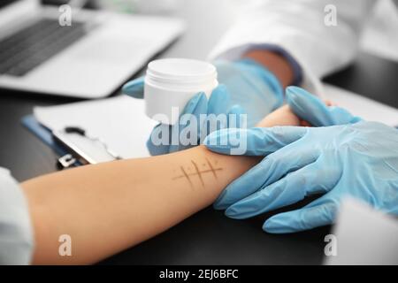 Kleines Mädchen, das in der Klinik einen Allergen-Hauttest durchläuft, Nahaufnahme Stockfoto