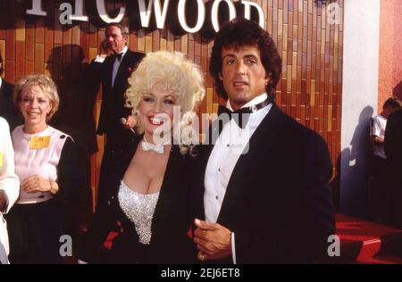 Sylvester Stallone und Dolly Parton bei der Rhinestone-Premiere im Picwood-Theater 1984. Quelle: Ralph Dominguez/MediaPunch Stockfoto