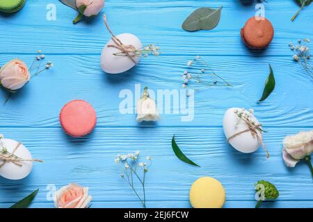 Komposition mit Ostereiern und Frühlingsblumen auf Holzfarbe Hintergrund Stockfoto