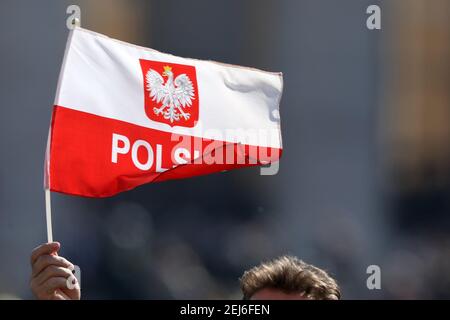 Vatikanstadt, Vatikan. Februar 2021, 21st. Ein Mann hält eine polnische Flagge, während Papst Franziskus am 21 2021. Februar den Segen aus dem Fenster des Apostolischen Palastes überreicht und die Gläubigen auf dem Petersplatz im Vatikan überblickt. Gläubige sind auf dem Petersplatz immer noch in begrenzter Anzahl erlaubt und tragen Masken aufgrund der Regeln gegen Covid-19 Pandemie Ausbreitung. (Foto von Giuseppe Fama/Pacific Press/Sipa USA) Quelle: SIPA USA/Alamy Live News Stockfoto