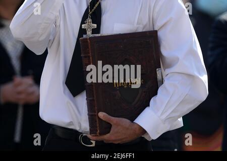 Vatikanstadt, Vatikan. Februar 2021, 21st. Ein Mann hält eine Heilige Bibel, während Papst Franziskus vom Fenster des Apostolischen Palastes am 21 2021. Februar den Segen überreicht und die Gläubigen auf dem Petersplatz im Vatikan überblickt. Gläubige sind auf dem Petersplatz immer noch in begrenzter Anzahl erlaubt und tragen Masken aufgrund der Regeln gegen Covid-19 Pandemie Ausbreitung. (Foto von Giuseppe Fama/Pacific Press/Sipa USA) Quelle: SIPA USA/Alamy Live News Stockfoto