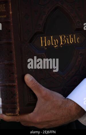 Vatikanstadt, Vatikan. Februar 2021, 21st. Ein Mann hält eine Heilige Bibel, während Papst Franziskus vom Fenster des Apostolischen Palastes am 21 2021. Februar den Segen überreicht und die Gläubigen auf dem Petersplatz im Vatikan überblickt. Gläubige sind auf dem Petersplatz immer noch in begrenzter Anzahl erlaubt und tragen Masken aufgrund der Regeln gegen Covid-19 Pandemie Ausbreitung. (Foto von Giuseppe Fama/Pacific Press/Sipa USA) Quelle: SIPA USA/Alamy Live News Stockfoto