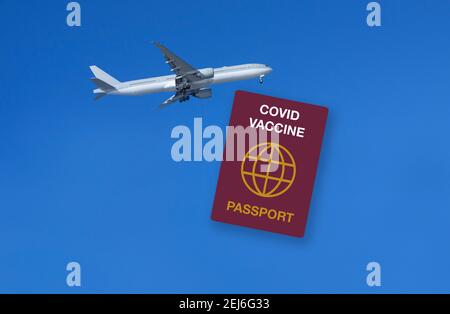 Covid Pass bescheinigt Immunität und Datenschutz, um ausländische Reisen zu ermöglichen. Bild mit Reisepass und nicht identifizierenen Passagierflugzeug i Stockfoto