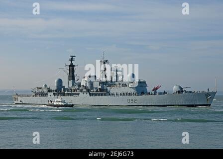Die Royal Navy Typ 42 Zerstörerin HMS Liverpool (D92) nähert sich Portsmouth Harbour, Großbritannien am 26th. März 2012 und fliegt mit ihrem auszahlenden Wimpel. Stockfoto