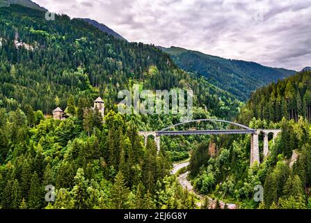 Trisanna Brücke und Schloss Wiesberg in Tirol, Österreich Stockfoto