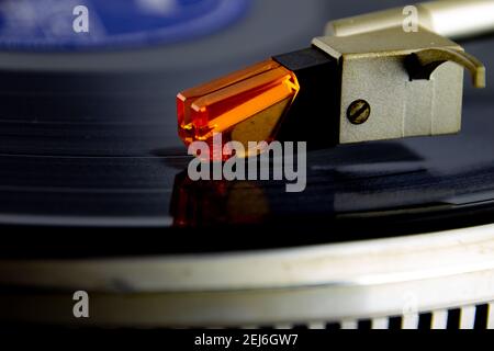 Nahaufnahme eines Plattenspieler Akustikabnehmer mit Nadel auf einer Vinyl-Platte, selektiver Fokus Stockfoto