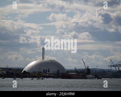 Blick vom Town Quay, Southampton, Hampshire, England, Großbritannien in Richtung der ERF-Verbrennungsanlage Marchwood Stockfoto