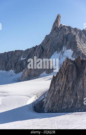 Der Mont Blanc ist der höchste Gipfel der Alpen und der zweite Gipfel in Europa. Mit 4807m ist einer der kultigsten Berge der Welt Stockfoto