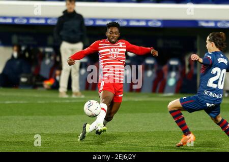 Huesca, Spanien. Februar 2021, 21st. Yan Eteki (Granada) Fußball/Fussball : Spanisches 'La Liga Santander' Spiel zwischen SD Huesca 3-2 Granada CF im Estadio El Alcoraz in Huesca, Spanien . Quelle: Mutsu Kawamori/AFLO/Alamy Live News Stockfoto