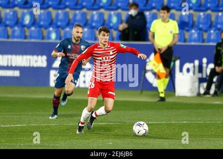 Huesca, Spanien. Februar 2021, 21st. Alberto Soro (Granada) Fußball/Fussball : Spanisches 'La Liga Santander' Spiel zwischen SD Huesca 3-2 Granada CF im Estadio El Alcoraz in Huesca, Spanien . Quelle: Mutsu Kawamori/AFLO/Alamy Live News Stockfoto