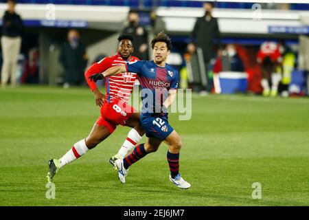 Huesca, Spanien. Februar 2021, 21st. (L-R) Yan Eteki (Granada), Shinji Okazaki (Huesca) Fußball: Spanisches 'La Liga Santander' Spiel zwischen SD Huesca 3-2 Granada CF im Estadio El Alcoraz in Huesca, Spanien. Quelle: Mutsu Kawamori/AFLO/Alamy Live News Stockfoto