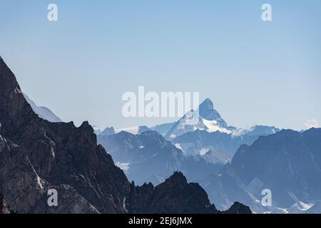 Der Mont Blanc ist der höchste Gipfel der Alpen und der zweite Gipfel in Europa. Mit 4807m ist einer der kultigsten Berge der Welt Stockfoto