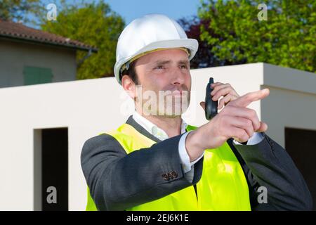 Unternehmer mit Walkie talkie Baustelle Stockfoto