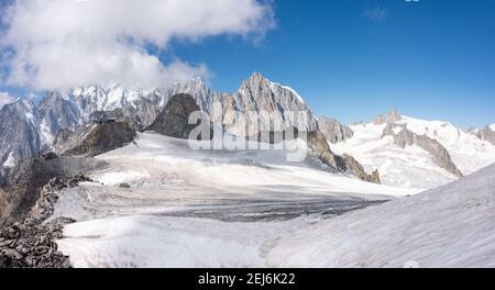 Der Mont Blanc ist der höchste Gipfel der Alpen und der zweite Gipfel in Europa. Mit 4807m ist einer der kultigsten Berge der Welt Stockfoto