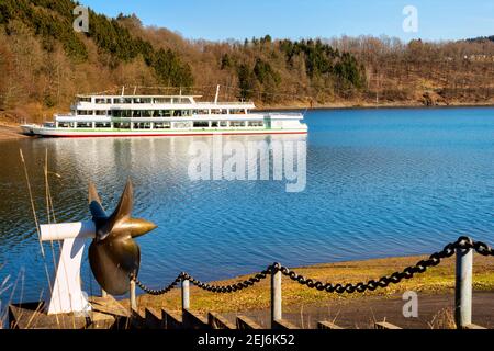 Biggesee mit Ausflugsschiffen an einem schönen sonnigen Tag, Sauerland, Deutschland Stockfoto