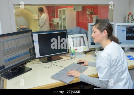 Mrt-Maschine und Bildschirme mit Arzt und Krankenschwester Stockfoto