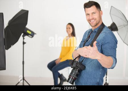 Schönes Modell posiert für professionelle Fotografen im Studio Stockfoto