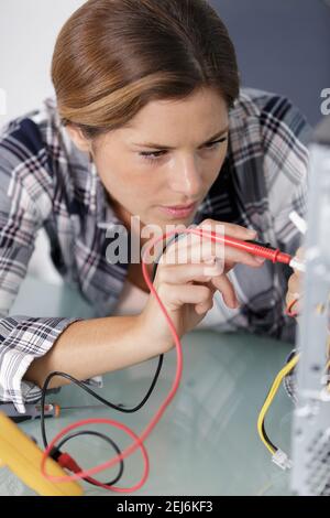 Frau mit Stromanschluss Stockfoto