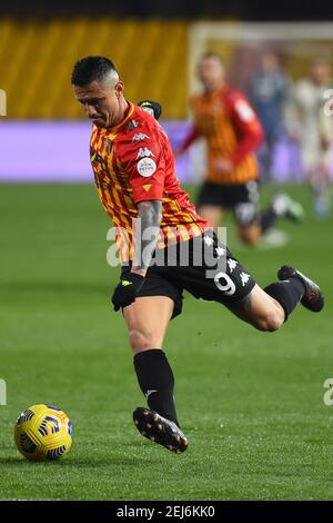 Benevento, Latium. Februar 2021, 21st. Gianluca Lapadula von Benevento in Aktion während der italienischen Serie A Fußballspiel Benevento vs AS Roma im Ciro Vigorito Stadion in Benevento, Italien, 2i Februar 2021. Fotografo01 Kredit: Unabhängige Fotoagentur/Alamy Live Nachrichten Stockfoto