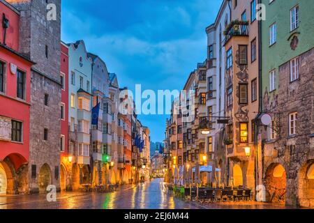 Innsbruck Österreich, nächtliche Skyline in der historischen Altstadt der Herzog Friedrich Straße Stockfoto