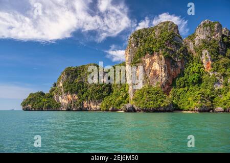 Blick auf die tropischen Inseln mit Meeresblauem Meerwasser am Railay Beach, Krabi Thailand Naturlandschaft Stockfoto