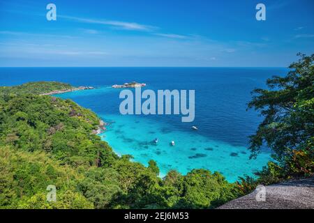 Tropische Inseln Blick auf das Meer blaues Meerwasser und weißen Sandstrand auf Similan Inseln vom berühmten Aussichtspunkt, Phang Nga Thailand Naturlandschaft Stockfoto