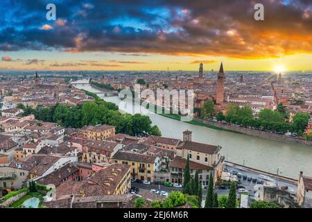 Verona Italien, Hochwinkel Blick Sonnenuntergang Stadt Skyline am Etsch Fluss Stockfoto