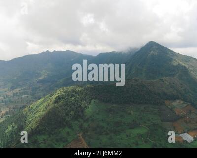 Luftaufnahme von Bergtal mit grüner Landschaft in Sindoro vulcano Stockfoto