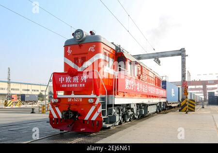 (210222) -- PEKING, 22. Februar 2021 (Xinhua) -- Foto vom 21. Februar 2021 zeigt einen China-Europa-Güterzug, der vom Chengdu International Railway Port in Chengdu, südwestlich der chinesischen Provinz Sichuan, abfährt. Der erste China-Europa-Güterzug, der Chengdu und das russische St. Petersburg verbindet, startete am Sonntag in Chengdu. (Verwaltungskomitee des Chengdu International Railway Port/Handout via Xinhua) Stockfoto