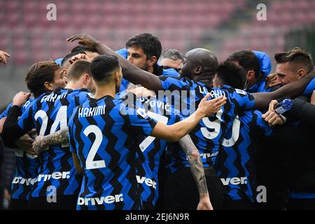 Mailand, Italien. Februar 2021, 21st. Die Spieler des FC Inter feiern in einer Serie EIN Fußballspiel zwischen AC Mailand und FC Inter in Mailand, Italien, 21. Februar 2021. Quelle: Alberto Lingria/Xinhua/Alamy Live News Stockfoto