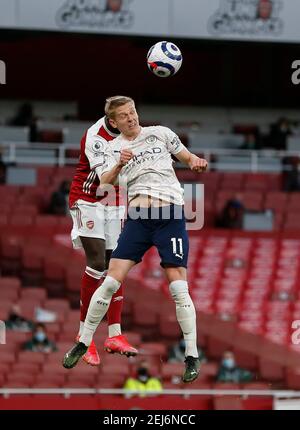 London, Großbritannien. Februar 2021, 21st. Oleksandr Zinchenko (R) von Manchester City steht mit Nicolas Pepe von Arsenal während des Fußballspiels der englischen Premier League zwischen Arsenal und Manchester City am 21. Februar 2021 im Emirates Stadium in London, Großbritannien, auf dem Ball. Quelle: Han Yan/Xinhua/Alamy Live News Stockfoto