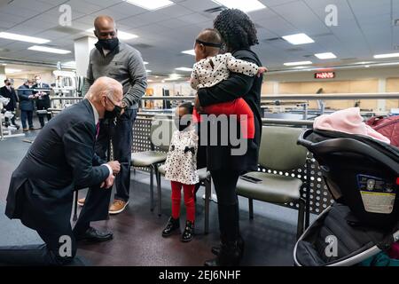 Präsident Joe Biden begrüßt RET. U.S. Army Sgt. Peter Francis, seine Frau Carren, und ihre Töchter Morgan und Kamryn Freitag, 29. Januar 2021, während eines Besuchs im Walter Reed National Military Medical Center in Bethesda, Maryland. Sgt. Francis wurde im Mai 2013 verletzt, als er in Afghanistan stationiert war, wo er eine Schusswunde an seiner Wirbelsäule erlitt, mit Restnervenschäden an seinem rechten Bein. (Offizielles Foto des Weißen Hauses von Adam Schultz) Stockfoto