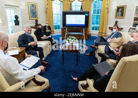 Präsident Joe Biden und Vizepräsident Kamala Harris erhalten am Dienstag, den 2. Februar 2021, im Oval Office des Weißen Hauses ein Briefing über das COVID-19-Virus. Links vom Präsidenten befinden sich der leitende medizinische Berater des Präsidenten Dr. Anthony Fauci, die stellvertretende Koordinatorin für die COVID-19-Reaktion Natalie Quillian und die Stabschefin der Vizepräsidentin Tina Flournoy. Rechts vom Vizepräsidenten befinden sich der COVID-19 Response Coordinator des Weißen Hauses, Jeff Zenters, und der Nominierte von Präsident Biden für den Sekretär für Gesundheit und menschliche Dienste, Xavier Becerra. (Offizielles Weißes Haus Foto von Adam Schultz) *Dieses Bild hat b Stockfoto