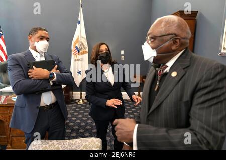 Vice President Kamala Harris, zusammen mit Senior Adviser des Präsidenten und Direktor des Office of Public Engagement Cedric Richmond, sprechen mit House Majority Whip Rep. Jim Clyburn, D-S.C. Freitag, den 5. Februar 2021, in ihrem Büro im Westflügel des Weißen Hauses. (Offizielles Foto des Weißen Hauses von Lawrence Jackson) Stockfoto