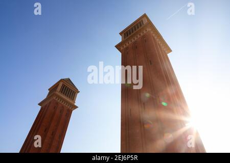 Torres Venecianes im Sonnenlicht. Zwei Türme auf der Placa de Espana in Barcelona Stockfoto