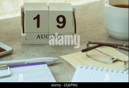 August 19, Datum im Kalender. Handgefertigter Holzwürfel mit Datum Monat und Tag. Selektiver Fokus. Welttag Der Fotografie Stockfoto