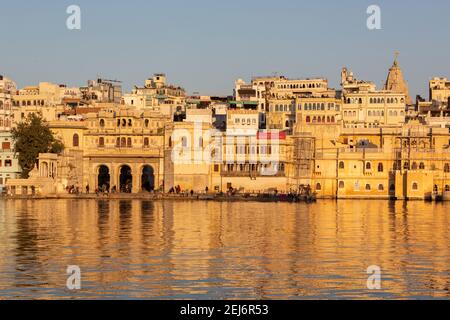 Udaipur, Indien, Bagore Ki Haveli am Lake Pichola: Die alte Stadt Udaipur hinter Bagore Ki Haveli ein Palast im 18th. Jahrhundert gebaut. Stockfoto