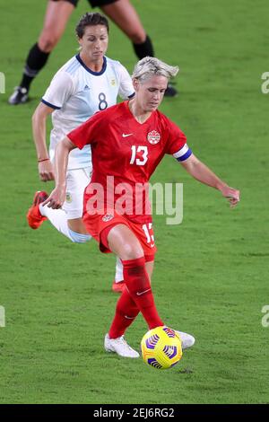 Orlando, Florida, USA . 21. Februar 2021: Kanadas Mittelfeldspieler SOPHIE SCHMIDT (13) fährt den Ball während des SheBelieves Cup Argentinien gegen Kanada Spiel im Exploria Stadium in Orlando, FL am 21. Februar 2021. Quelle: Cory Knowlton/ZUMA Wire/Alamy Live News Stockfoto